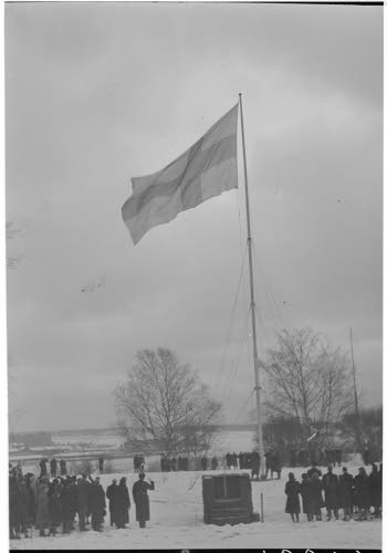 Lipun nosto Tähtitorninmäellä Itsenäisyyden päivänä.