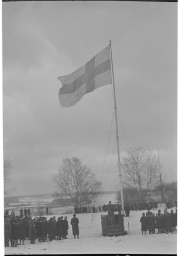 Lipun nosto Tähtitorninmäellä Itsenäisyyden päivänä.