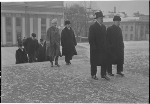 Presidentti ja hallitus tulossa Suurkirkkoon.