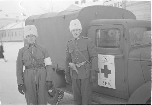 Ruotsalaisen ambulanssin jäseniä Savonlinnassa.