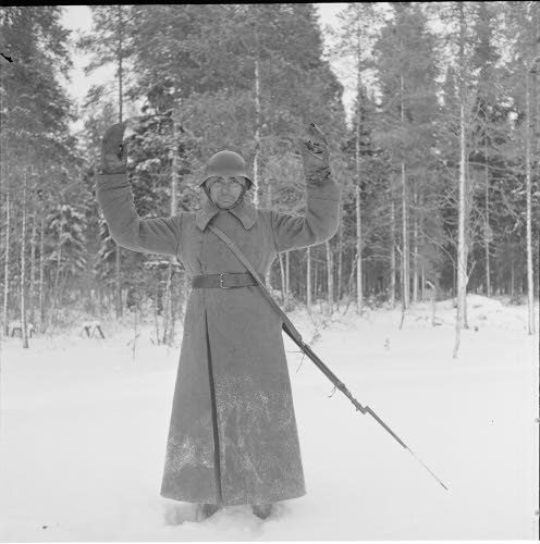 Ryssä antautuu. ( Karvian sotavankileiriltä.)