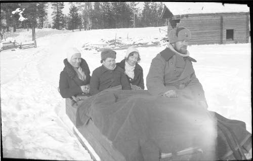Taivalkoskelta. Lottia Esalassa. "Etulinjassa" he kävivät kanttiinia pitämässä. Ensikerralla ryssät ampuivat heiltä hevosen. Tässä kuvassa on heillä eräs rovaniemeläinen pioneeri kylässä