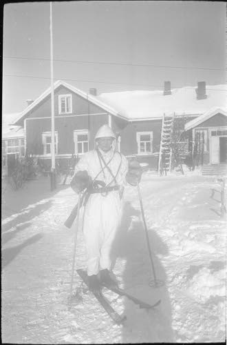 III joukkueen johtaja vänr. Matti Koskimies Ilomantsin kirkolla.