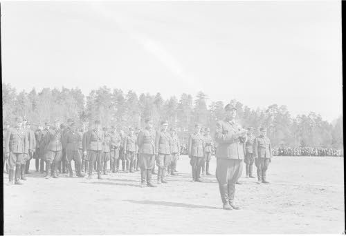 Laappenranta. Sankarihautajaisten Jumalanpalvelus lentokentällä. Past. Tiivola puhuu