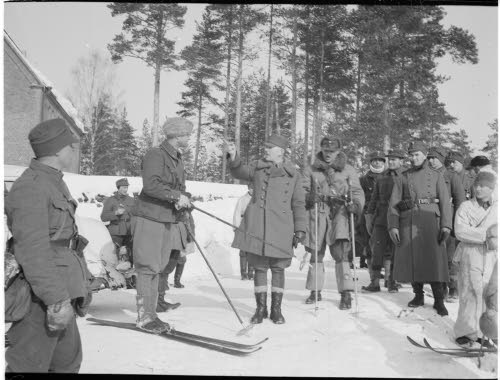 Ylämaan KK.Kenraali Oesch antaa ohjeita kapt.Luukolle (I/JR II:sta komentaja.) ja ltn. Lingrenille.