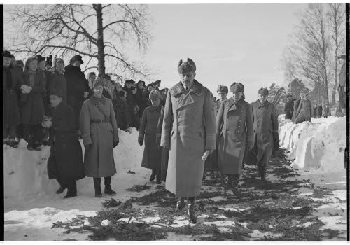 Mannerheim ja presidentti R.Ryti saapuvat kirkkoon.