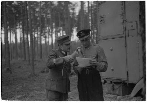 Saksalainen radioselostaja, Söderführer Kurt Dobbratz haastattelee lentomestari Eino Ilmari Juutilaista Saksan yleisradiota varten.