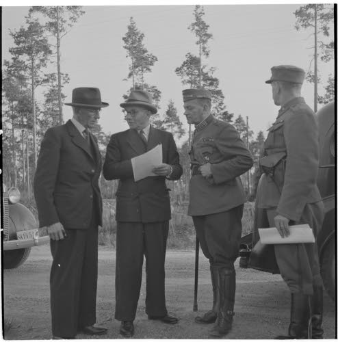 Kansainvälisen Punaisen Ristin  edustajat, everstiluutnantti Rydeman (Ruotsi), tohtori Hoffmann (Sveitsi) tarkastavat vankileirejä , eversti Mahu (Suomi). Lohjan vankileiriä tarkastetaan.