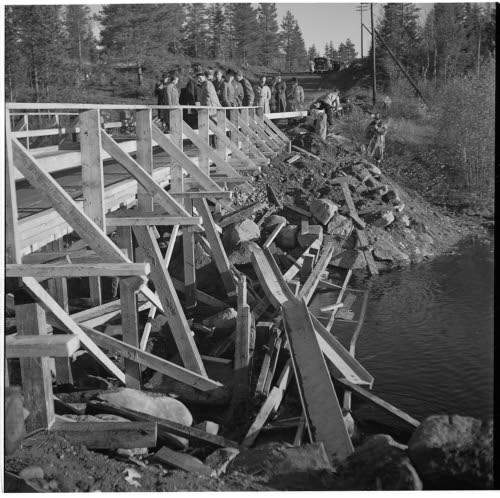 Ulkolainen lehtimiesretkikunta teki oppaineen autoretken Kiimingin-Pudasjärven tietä pitkin, tutustuen siellä saksalaisten suorittamiin teitten särkemis- ja siltojen särkemistöihin.
