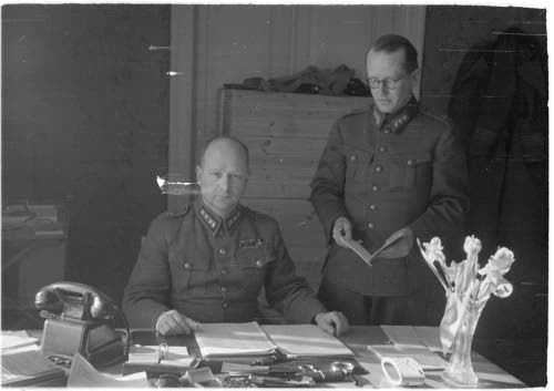 PM.Lääk.os.I Loukian kartano. lääkintäeversti Roschier työhuoneessaan, seisomassa lääkintäeverstiluutnantti Wartiovaara.