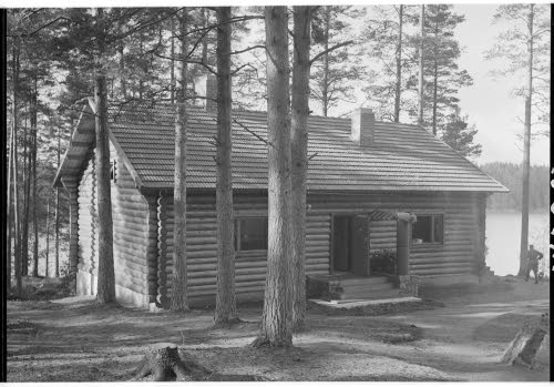 Kenraaliluutnantti W.E.Tuompon 50-vuotispäivä. Rajavartiolaitoksen henkilökunnan lahjoittama kesämaja Pornaisissa Kotojärven rannalla.