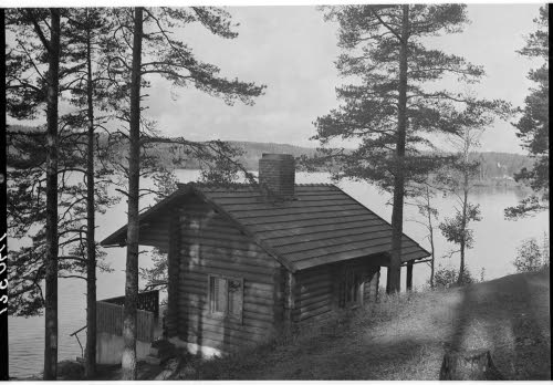 Kenraaliluutnantti W.E.Tuompon 50-vuotispäivä. Rajavartiolaitoksen henkilökunnan lahjoittaman kesämajan sauna Pornaisissa Kotojärven rannalla.