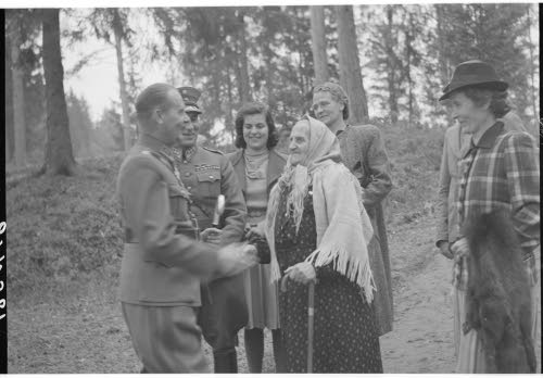 Kenraaliluutnantti W.E.Tuompon 50-vuotispäivä. Omaiset onnittelevat Rajavartiolaitoksen henkilökunnan lahjoittaman kesämajan uutta isäntää.