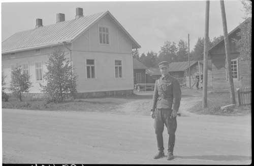 Asekoulu Harjavallassa. Etualalla kapteeni T.Sarvilahti.