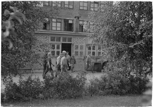 Sotavangit pääsevät työstä.
