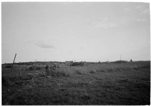 Kylän rakennukset ovat poltetut. Elokuu 1943.