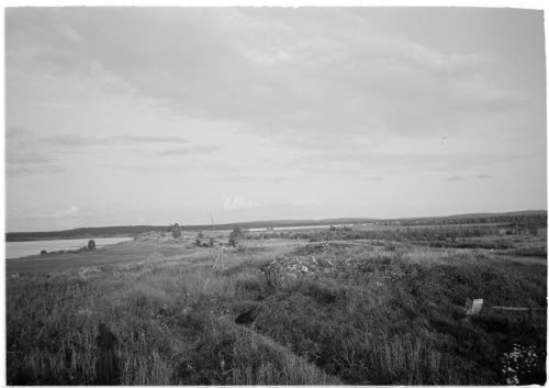 Kylän rakennukset ovat poltetut. Elokuu 1943.