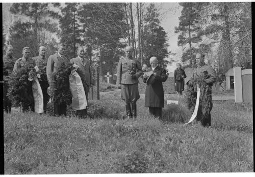 Seppeleen lasku, 1918:n sankarivainaja Tuomolan haudalla.