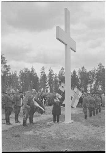 Seppeleen lasku ja juhlatilaisuus talvisodan ja nykyisen sodan sankarihaudalla.