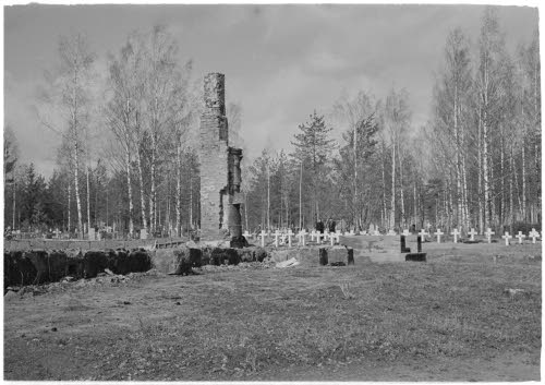 Kirkon rauniot, taustalla sankarihaudat.