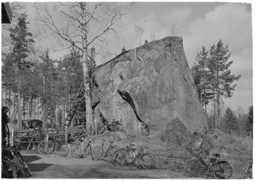 Kirkonmäki, jossa on harvinaisen iso kivi.