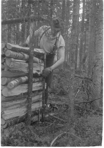 Kenraaliluutnantti Valve tekee mottia.