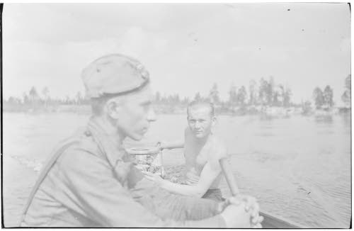 Venematkalla kenttävartion edustalla. (Ondajärvi, Korpilahden kylän eteläpuolella olevan kenttävartion rantaa.) Heinäkuu 1944.