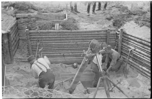 Pojat parantavat kranaatinheittimen tuliasemaa (Krh.K/JR 52) Heinäkuu 1944.