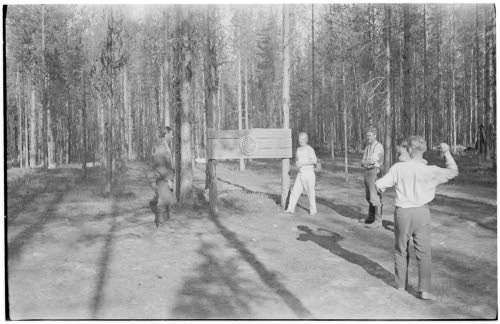 Miehet nuolenheittopuuhissa. (Krh.K/JR 52) Heinäkuu 1944.