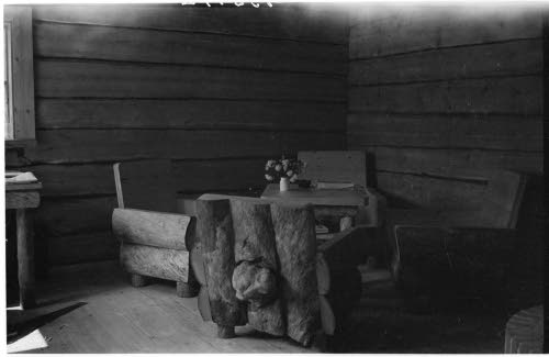 Kaunis, kelopäällysteellisen nojatuolien nurkkaus. Heinäkuu 1944.