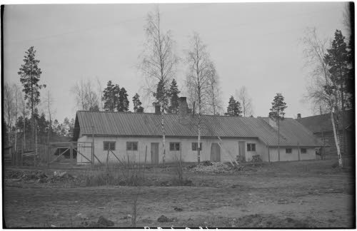 Sv-leiri 1.Upseerileiri. Upseerivankileirin savitehdas on rakennettu savesta ja rimoista unkarilaiseen tyyliin.