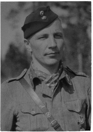 Kaksinkertainen Mannerheim-ristin ritari, lentomestari Eino Ilmari Juutilainen, jolla kesäkuun lopussa oli 80 ilmavoittoa tilillään ja johtaa hävittäjätilastoamme.