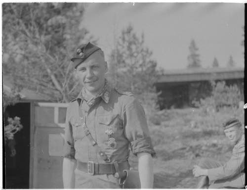 Kaksinkertainen Mannerheim-ristin ritari, lentomestari Eino Ilmari Juutilainen, jolla kesäkuun lopussa oli 80 ilmavoittoa tilillään ja johtaa hävittäjätilastoamme.