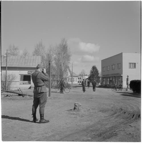 Polvijärven kk. Sotavirkailija Pihlström kuvaa.