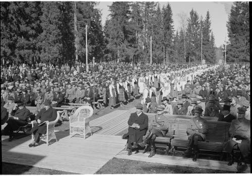 Sankarivainajien Muistojuhla. Kutsuvieraita: Presidentti Ryti, pääministeri Linkomies, ministeri Walden, puhemies Hakkila, kenttäpiispa Björklund mm.