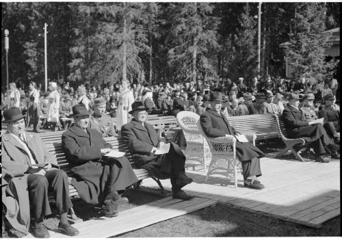 Sankarivainajien Muistojuhla. Kutsuvieraita: Presidentti Ryti, pääministeri Linkomies, ministeri Walden, puhemies Hakkila, kenttäpiispa Björklund mm.
