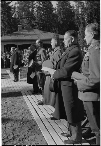 Sankarivainajien Muistojuhla. Kutsuvieraita: Presidentti Ryti, pääministeri Linkomies, ministeri Walden, puhemies Hakkila, kenttäpiispa Björklund mm.