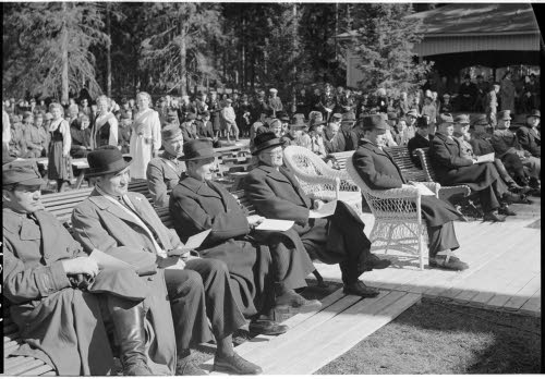 Sankarivainajien Muistojuhla. Kutsuvieraita: Presidentti Ryti, pääministeri Linkomies, ministeri Walden, puhemies Hakkila, kenttäpiispa Björklund mm.