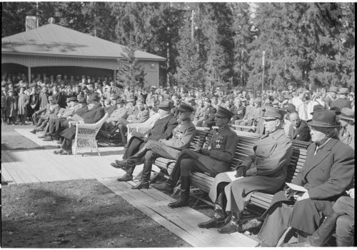 Sankarivainajien Muistojuhla. Kutsuvieraita: Presidentti Ryti, pääministeri Linkomies, ministeri Walden, puhemies Hakkila, kenttäpiispa Björklund mm.
