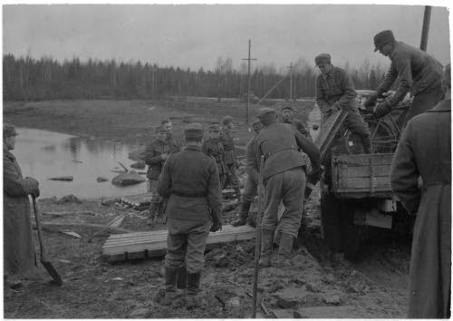 Tien päällysteeksi laitetaan lentokentältä saatuja saksalaisia ajoradan päällyslevyjä. (Ammattitermit?)