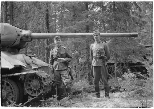 T 34 - 85 psv., everstiluutnantti Haataja ja majuri Mikkola.