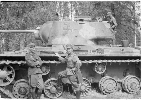 KV 1 - 85 psv, everstiluutnantti K.Haataja ja majuri M.Koskenmies.