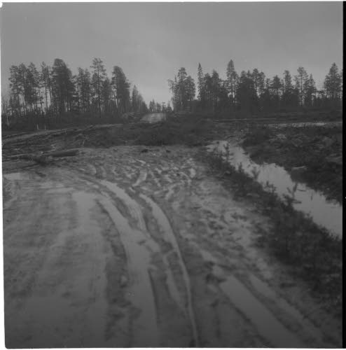 Räjäytettyä maantietä 30 km. Ranualta pohjoiseen.