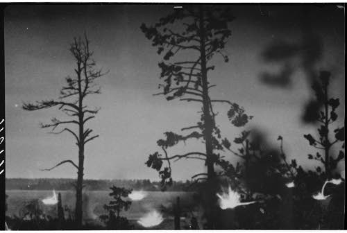 Kranaatit räjähtelevät. (Kuvattu yöllä 13.8.1944 Viipurinlahdella Turkinsaaren rannalla Vasikkasaaren valtausyrityksen tulivalmistelussa.)