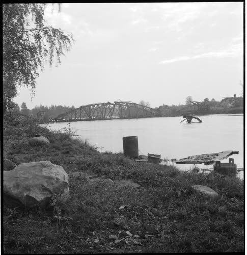 Saksalaisten räjäytämä rautatiesilta Haukiputaalla.