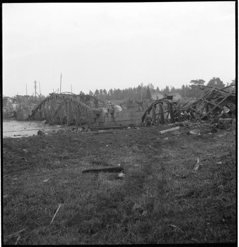 Saksalaisten räjäytämä rautatiesilta Haukiputaalla.