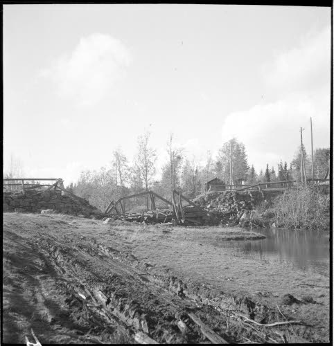 Haukiputaan-Iin välillä oleva tuhottu  silta.