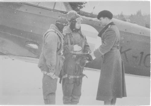 Oikealla Aulis Bremer, keskellä todennäköisesti lentäjä Ossi Marttila. Taustalla Fokker.