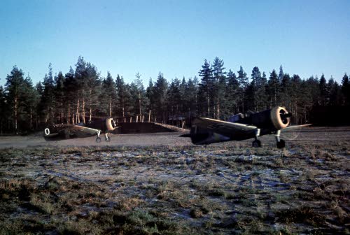 Cu-koneita (Curtiss Hawk) lähdössä hälytyslennolle Nurmoilan kentältä. Lentorykmentti 1. Kuvattu 14.-17.10.1943.