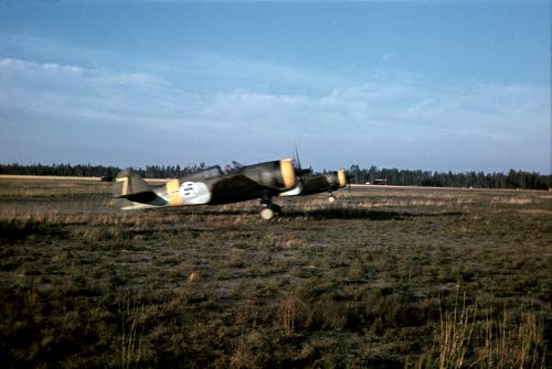 Cu-koneita (Curtiss Hawk) lähdössä hälytyslennolle Nurmoilan kentältä. Lentorykmentti 1.